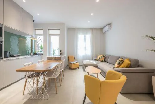 Modern 1BR in Exarchia l Green-View Balcony