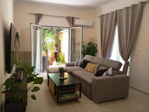 Ηome & Garden with parking close to Olympic Stadium