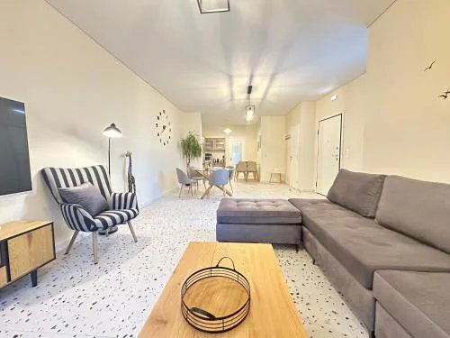 Paloma Lux Retreat-15' to Central Athens