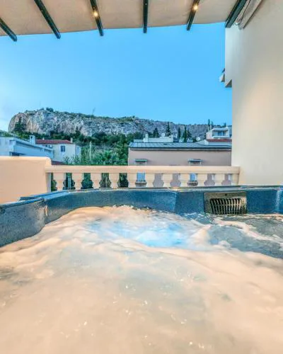 Penthouse Studio with Hot Tub in Athens