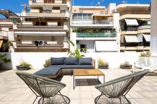 Renovated 4 Bdr House near Acropolis - New Beds, Terrace & Green Yard