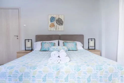 Renovated fully equipped 2 Bedroom cozy Apartment near the sea