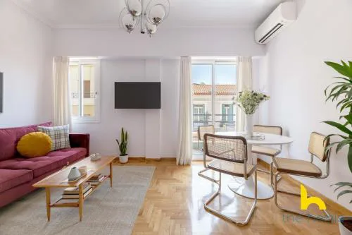 Retro Radiance Artistic Haven Near Acropolis