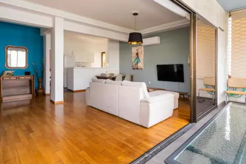 Βright Walled Designed Apt in Glyfada Center 1Gbps