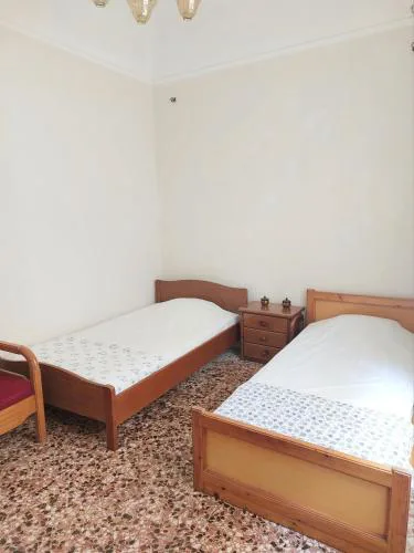Room for 2 in a dormitory 5' from metro