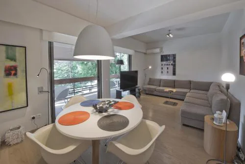 Sea Breeze Spacious Apt near Vouliagmeni Beach