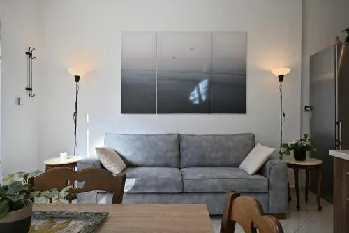 Seabreeze apartment in Palaio Faliro/ Netflix
