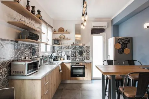 Spacious 3br Apartment with Terrace in Exarchea