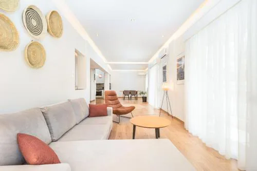 Spacious apt with 2 beds and 2 baths in Pagrati