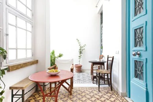 Spacious Neoclassical Apartment in Thisio with Courtyard- near Acropolis- Ideal for long stays