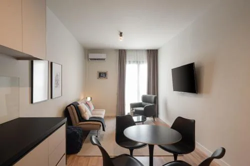 Stylish 2BR Apt, Rooftop with Sauna & Hot Tub