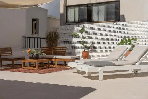 Stylish 4BR Top Floor w Private Rooftop Lounge