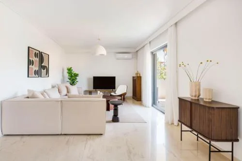 Suburban 3BR Apartment in Marousi