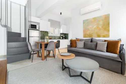 Sun-Splashed Top-Floor Duplex w Outdoor Jacuzzi!