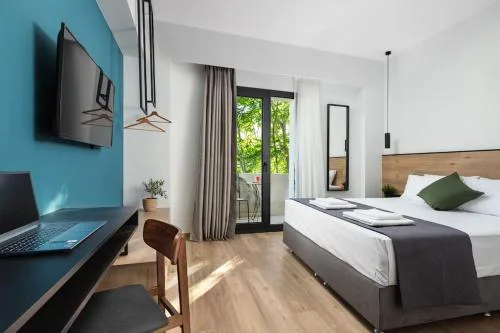 The Meta Stay - Sunny Retreat with Rooftop Access