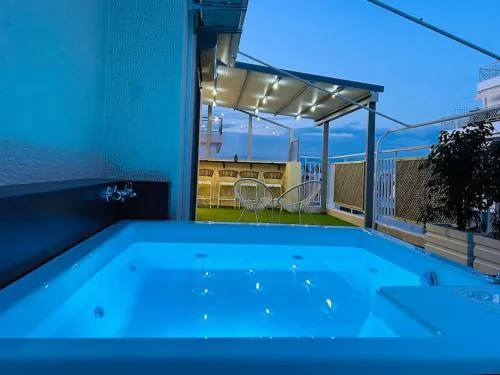 The Penthouse Private Jacuzzi & Lycabettus View