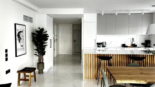 The White Marble - Spacious, 4BR, 2BA in Paleo Faliro