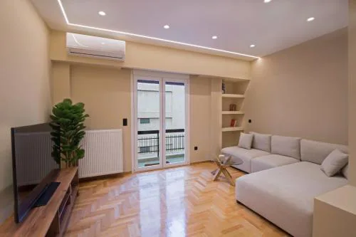 Urban Spacious Apartment Near Kallimarmaron