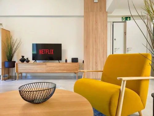 Vibrant Flat in Voula Center