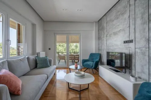 Voula's 2BR Escape Elegant and Stylish Living