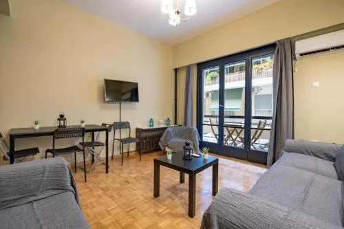 Warm 2BR Apt - Central Kypseli by ΜΡS