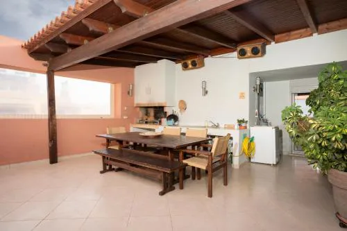 Maria's Airport Apartment, 4' metro, 10' airport, 15' beach, 40' city center
