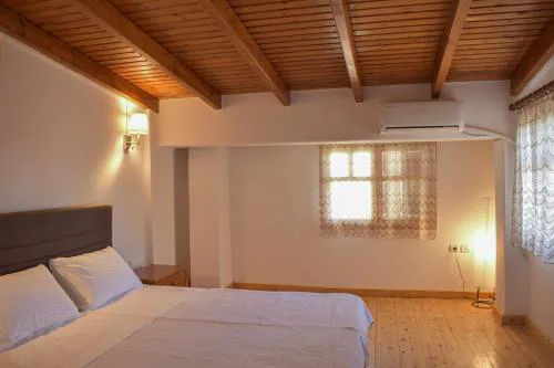 Quiet Wood-Style Maisonette