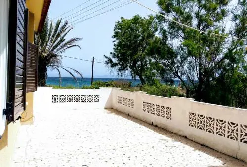 Summerhouse Peggy: close to Athens airport by the sea
