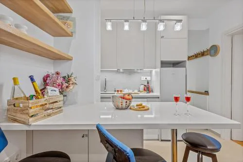 h2h Erato # Metro in 1min to airport, 5' Port, Marina Zea, Wifi, Tech, Luxury