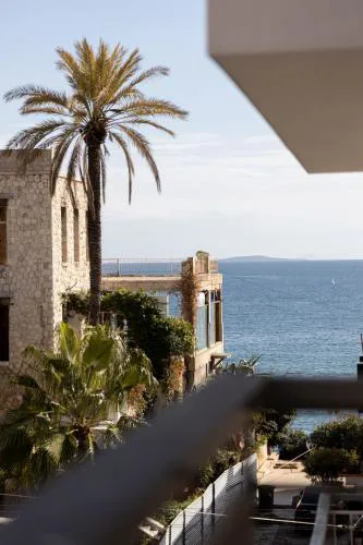 Kastella Waves Chic 2-Bedroom Getaway