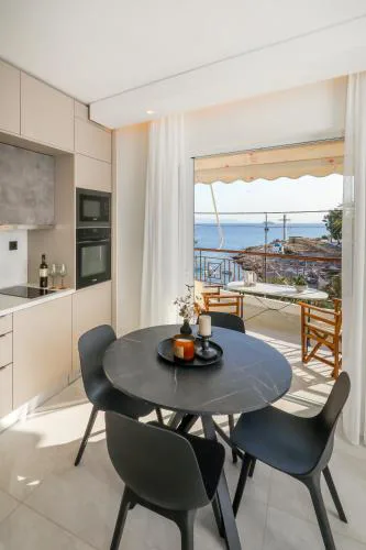 Sunny Seaside Cozy Home