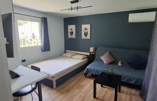 HoneyBee6 - Garden studio close to the port & airport