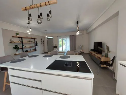New minimal apartment,10' from Athens airport
