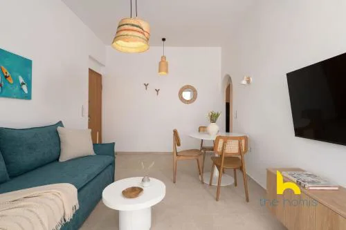 Sun-Splashed Top-Floor APT with Seaview and Jacuzzi!
