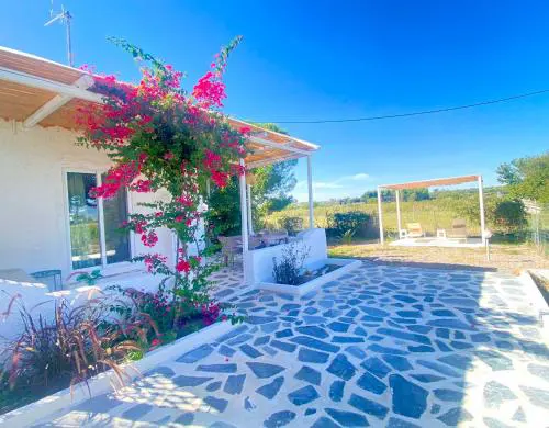 Peaceful Cottage House By The Sea - Private Garden