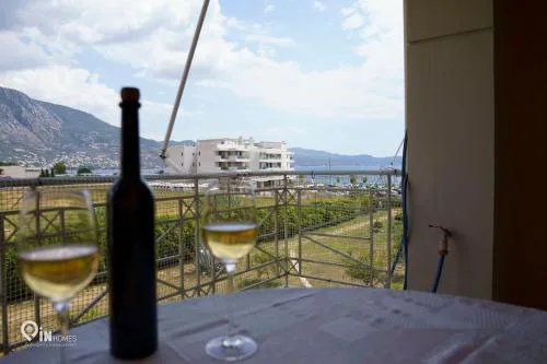 On The Wave - Modern Beachfront Apartment in Kalamata