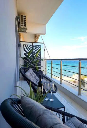 BLACK & WHITE SeaSide House