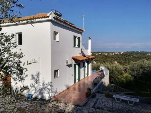 Haus mit Pool im Olivenhain