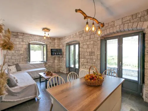 Mad Wall Apartment - Kyziridi House