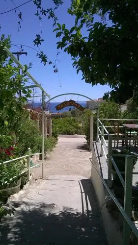 Manoleas Tavern & Rooms to Let