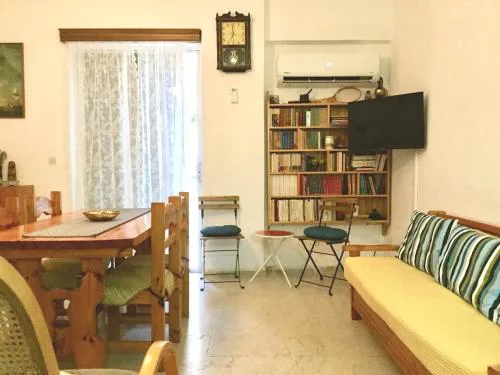 Lucy's comfy apt in town centre by the sea