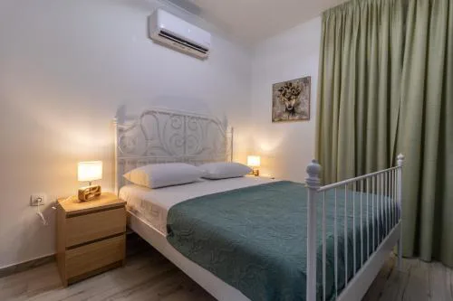 Modern Loutraki Apartment 3min Walk to Beach Fits 4