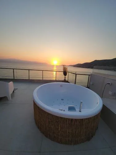 Stylish Rooftop Retreat with Hot Tub with Loutraki Beach