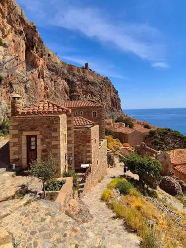 MonoLithos Inn