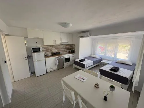 Sapphire Apartment , Beachfront Family Apartment for 4 with Private Garden, 1-Minute Walk to the Beach