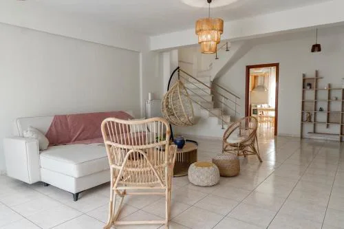 SkyView New Maisonette with private Parking