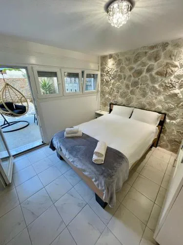 Modern Central Studio with Garden