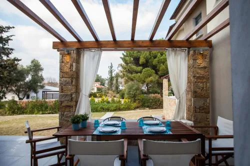 Daphne, Beachfront House Glarokavos #FeelsLikeHome