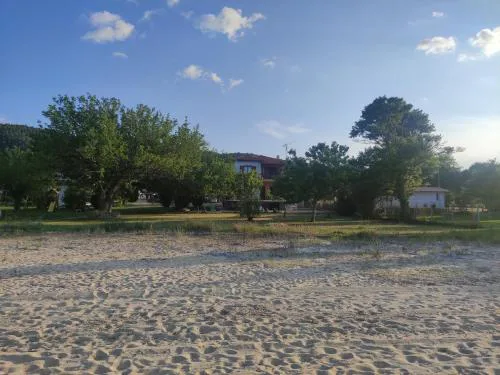 Bright, Beachfront Apartment with free parking and garden