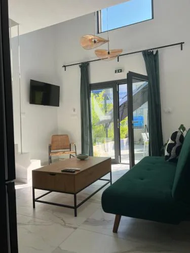 Zohavillas white